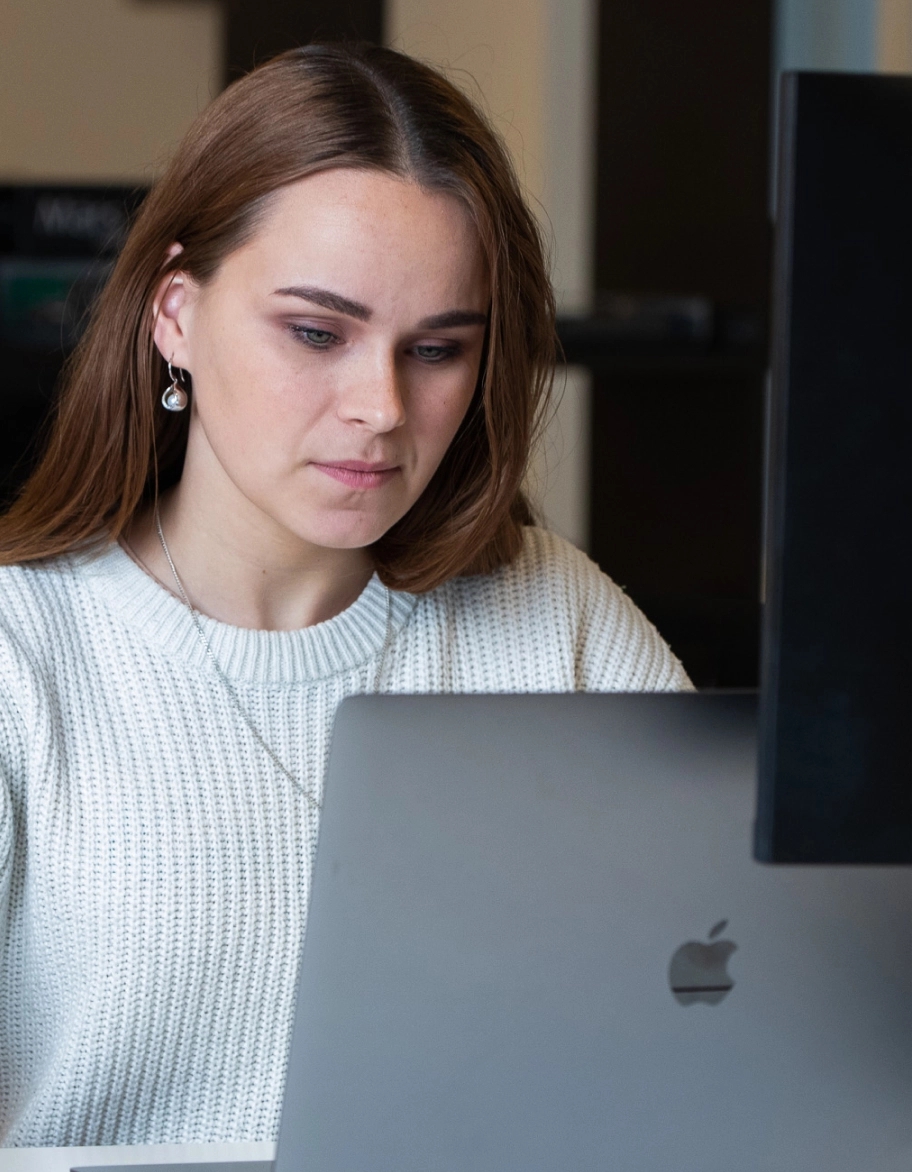 ISO-Berater arbeitet mit einem Laptop.