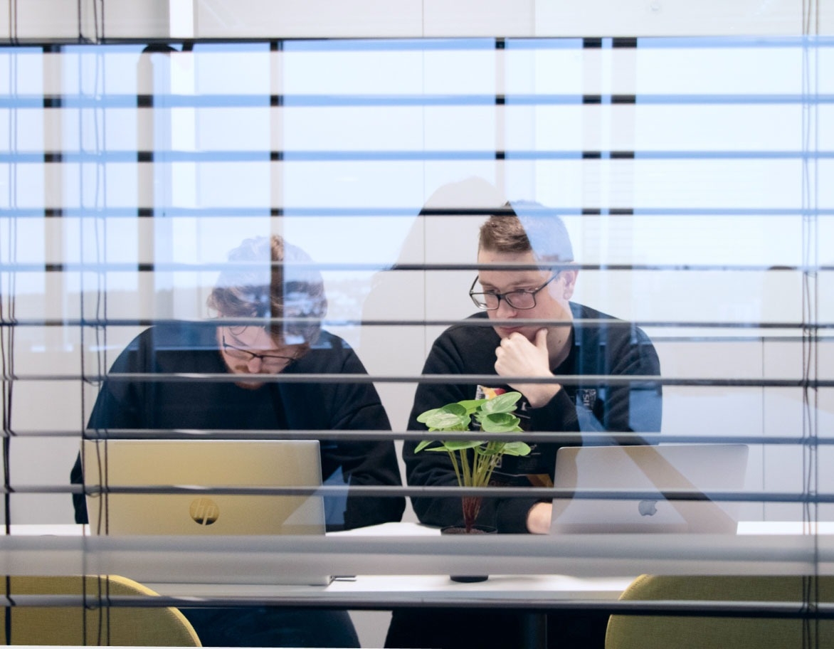 Two ISO advisors having a discussion in a meeting room.